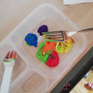 Herbstbastelei mit Farbe und Gabelabdruck