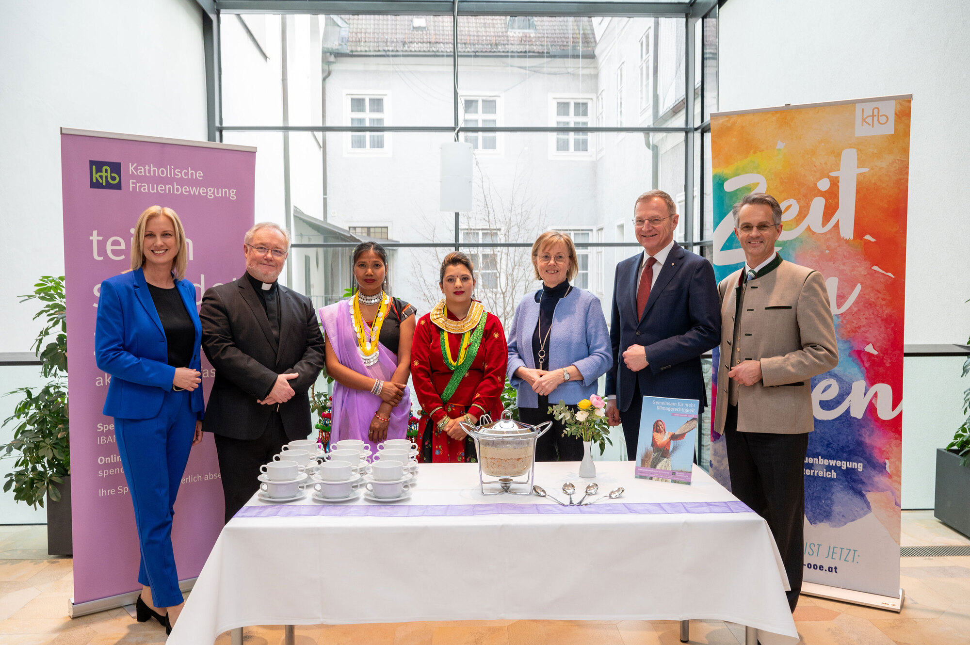 (v. l.): Michaela Leppen (Leiterin Team Frauen), Generalvikar Severin Lederhilger, Sunita Chaudhary, Januka Khatiwoda (SWI Nepal), Paula Wintereder (ehrenamtl. Vors. kfboö), LH Thomas Stelzer, Wolfgang Falkensteiner (Tourismusmusschulen Bad Ischl)