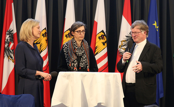 Gesprächsrunde beim Benefizsuppenessen im Landhaus. V. l.: Mag.a Michaela Leppen, Abteilungsleiterin der Katholischen Frauenbewegung, Mag.a Judith Moser-Hofstadler, Biobäuerin, Journalistin und politische Aktivistin und Bischof Dr. Manfred Scheuer